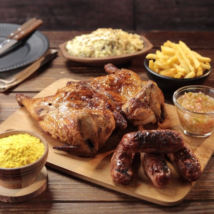 Combo Absurdo: galeto assado na brasa com baião de dois cremoso, quatro linguiças toscanas, batata frita, farofa e vinagrete